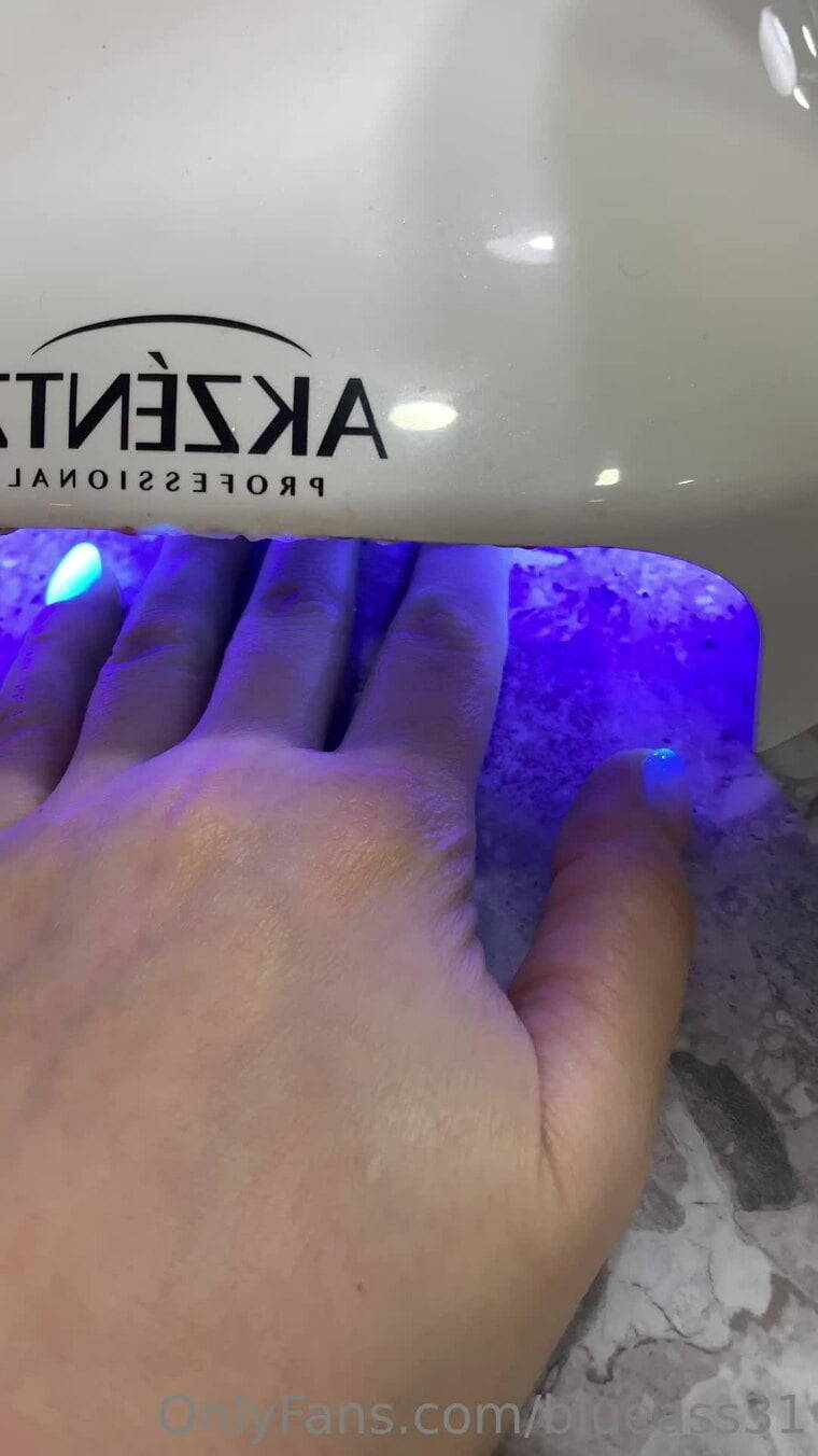 Sabah yaptigim sexting sonrasi azginligim gecmeden tirnaklarimi yaptirmaya gittim Sabah yaptigim sexting sonrasi azginligim gecmeden tirnaklarimi yaptirmaya gittim